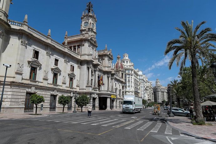 Varios obreros trabajan en la peatonalización de las calles colindantes al Ayuntamiento de Valencia durante el día 55 de estado de alarma en España. A 8 de mayo de 2020, en Valencia, España