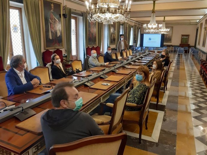 Reunión con asociaciones de comerciantes en el Ayuntamiento de Oviedo