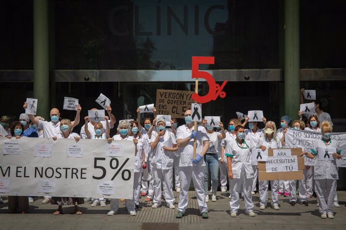Trabajadores sanitarios protegidos con mascarilla se reúnen a las puertas del Hospital Clínic de Barcelona con pancartas y crespones negros para reivindicar contratos dignos y más personal. En Barcelona, Catalunya, (España), a 27 de mayo de 2020.