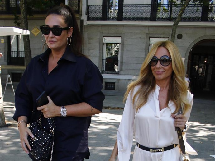 Vicky Martin Berrocal y Marta Sánchez disfrutan de una comida de amigas