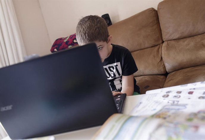 Un alumno de Primaria hace deberes en su casa de Madrid el pasado mes de mayo.