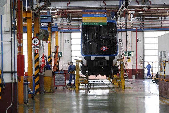 Imagen de recurso de las instalaciones del Centro de Control de Metro de Madrid, donde se ve un vagón de Metro en reparación.