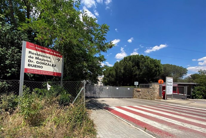 Cartel de entrada de la Residencia Doctor González Bueno, la residencia pública más grande de España, que ha cerrado sus puertas a visitas de familiares al recibir los resultados de las últimas PCR realizadas a los usuarios, que dejan una decena de caso