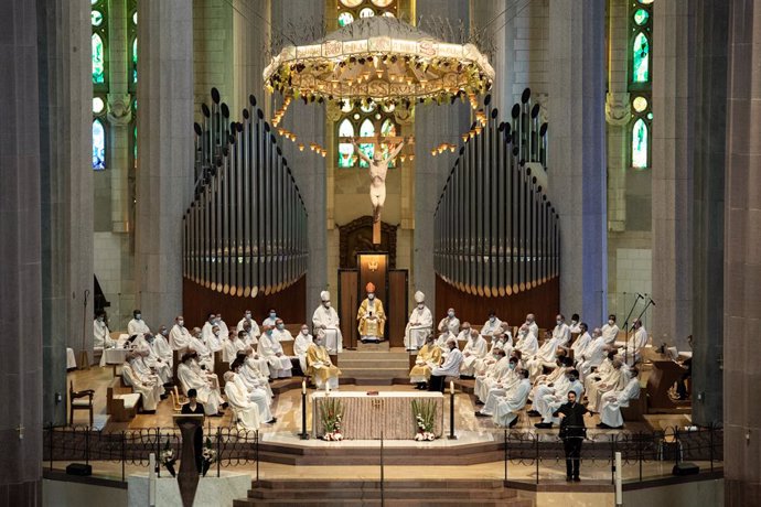 Vista de l'altar on atenen els assistents que han acudit a la celebració de la primera missa en la Sagrada Família des de l'inici de l'estat d'alarma, oficiada pel cardenal Juan José Omella, a Barcelona, a 19 de juny de 2020.