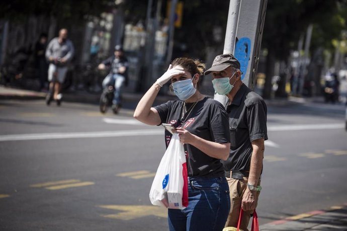 Personas con mascarilla en Tel Aviv durante la pandemia de coronavirus en Israel