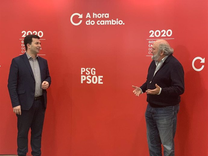 El candidato socialista a la Presidencia de la Xunta, Gonzalo Caballero, con uno de los miembros del equipo de expertos sanitarios del PSdeG