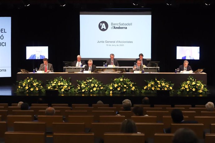 Los directivos de BancSabadell d'Andorra durante la celebración de la Junta General este viernes en el Centro de Congresos de Andorra la Vella.