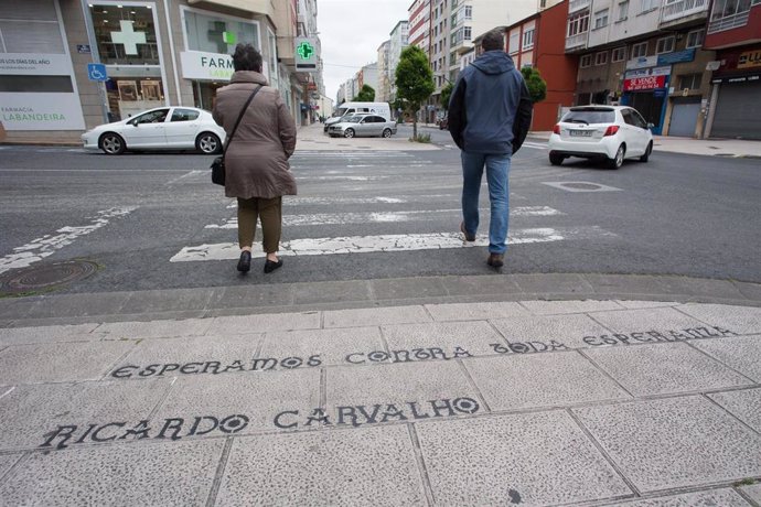 Cita de uno de los 27 autores homenajeados en la  Semana das Letras Galegas 2020 pintada en una de las aceras de las calles del casco urbano de Lugo a 15 de mayo de 2020.