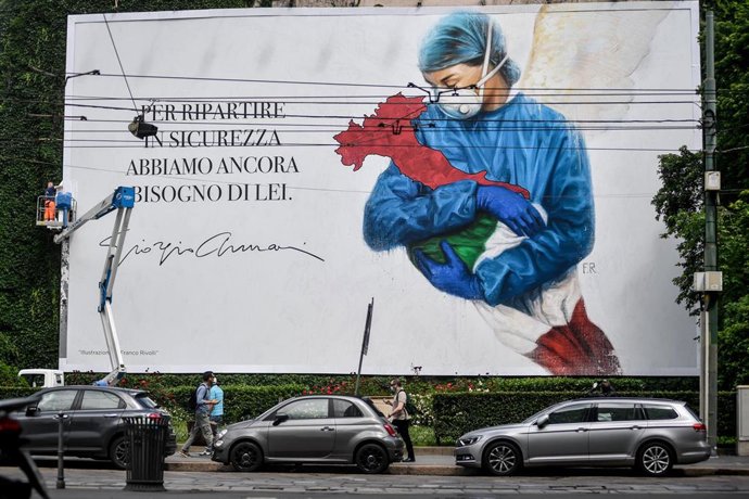 Un cartel de apoyo al personal sanitario en Italia
