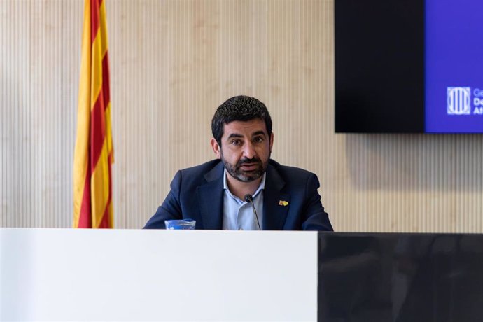El conseller de Trabajo, Asuntos Sociales y Familias de la Generalitat, Chakir El Homrani, interviene en la presentación tanto presencial como telemática del Plan contra la violencia machista, en Barcelona, Catalunya (España), a 17 de junio de 2020.
