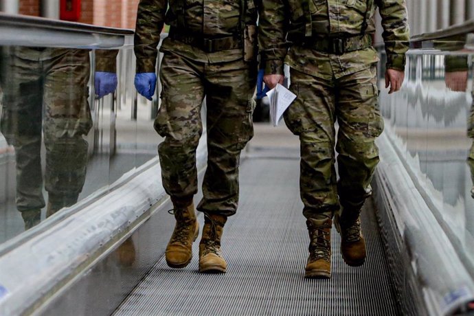 Dos militares caminan por una cinta desplazadora
