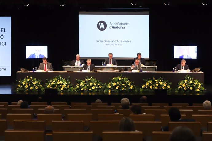 Els directius de BancSabadell d'Andorra durant la celebració de la Junta General aquest divendres al Centre de Congressos d'Andorra la Vella.