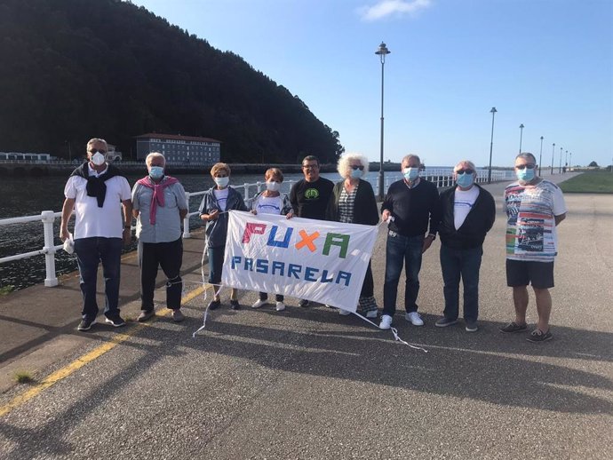 Representantes de la Plataforma por la Pasarela del Bajo Nalón entre San Esteban y L'Arena