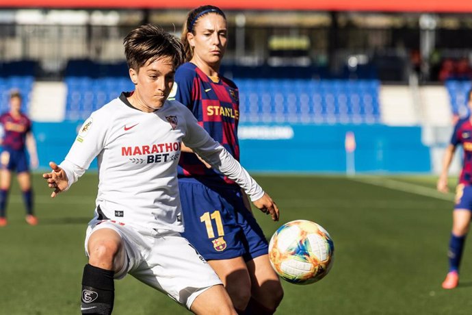 Claire Falknor y Alexia Putellas en un Sevilla-Bara de la Liga Iberdrola