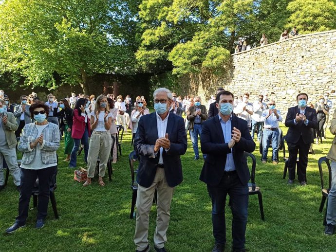 El expresidente de la Xunta, Emilio Pérez Touriño, y el candidato del PSdeG a las elecciones autonómicas, Gonzalo Caballero
