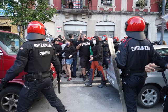 'Antifascistas' intentan cortar un mitin de el secretario general de Vox, Javier Ortega Smith, sobre inmigración celebrado en la plaza Corazón de María de Bilbao