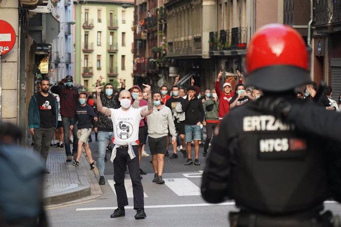 'Antifascistas' intentan cortar un mitin de el secretario general de Vox, Javier Ortega Smith, en Bilbao