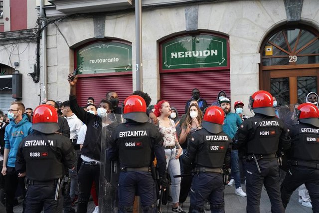 'Antifascistas' se concentran contra un mitin de el secretario general de Vox, Javier Ortega Smith, en Bilbao