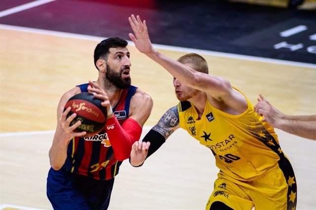 Tornike Shengelia esquiva a un rival en el Kirolbet Baskonia- Iberostar Tenerife