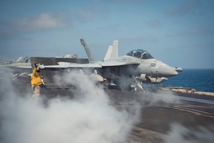 Un cazabombarderos F-18 en la pista del portaaviones 'USS Theodor Roosevelt'