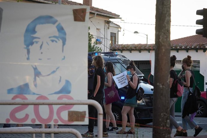 Varias personas protestan en apoyo al preso etarra Patxi Ruiz, en huelga de hambre, durante la pandemia de coronavirus en Pamplona, Navarra, España, a 20 de mayo de 2020.