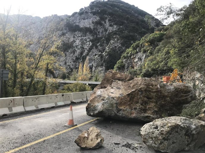 PIEDRAS CAÍDAS EN EL DESFILADERO POR FENÓMENOS CLIMÁTICOS (ARCHIVO)