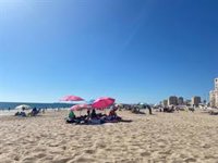 Los vigilantes de playa, en guardia ante el primer fin de semana con buen tiempo en la capital gaditana
