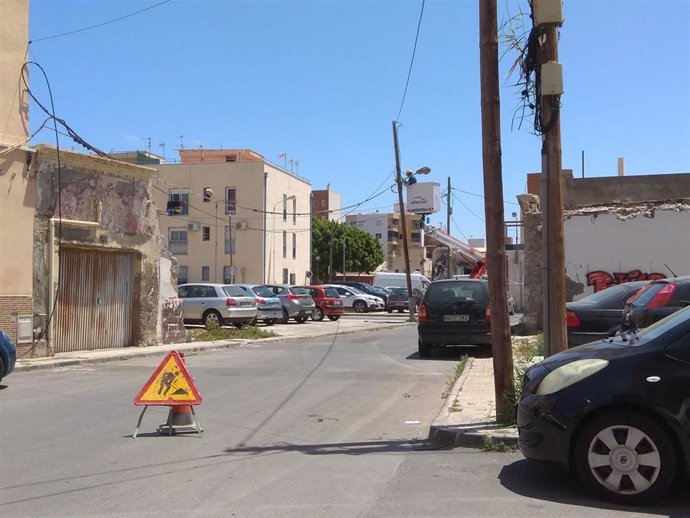 Un operario realiza trabajos sobre el tendido eléctrico en Barrio Alto, en Almería