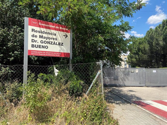 Cartel de entrada de la Residencia Doctor González Bueno, la residencia pública más grande de España, que ha cerrado sus puertas a visitas de familiares al recibir los resultados de las últimas PCR realizadas a los usuarios, que dejan una decena de caso