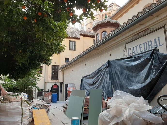 Vista exterior de los trabajos en el edificio adyacente a la Catedral de Granada