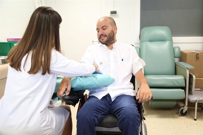 Un paciente de ELA en una consulta hospitalaria.
