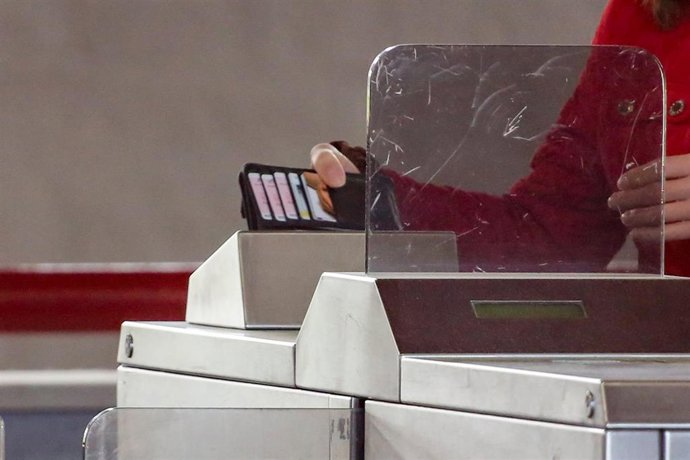 Una trabajadora fichando