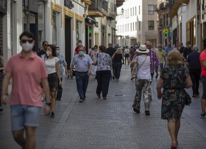 Afluencia de personas en una calle céntrica de Sevilla durante el tercer día de la fase 2 . En Sevilla, (Andalucía, España), a 27 de mayo de 2020.