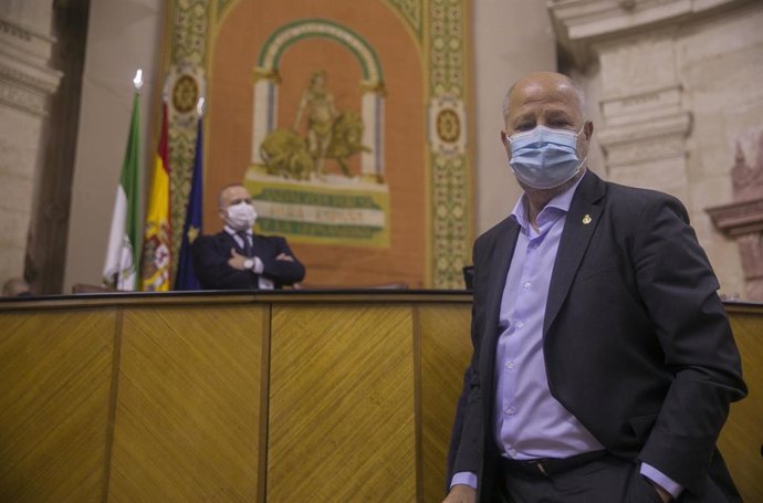 El consejero de Educación, Javier Imbroda antes del inicio de la primera jornada de la sesión plenaria en el Parlamento de Andalucía. En Sevilla, (Andalucía, España), a 17 de junio de 2020, imagen de archivo.