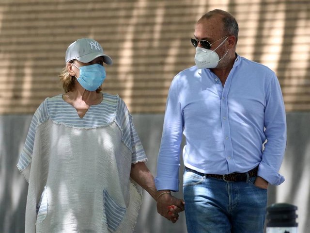 Mila Ximénez sale a dar un paseo con sus hermanos