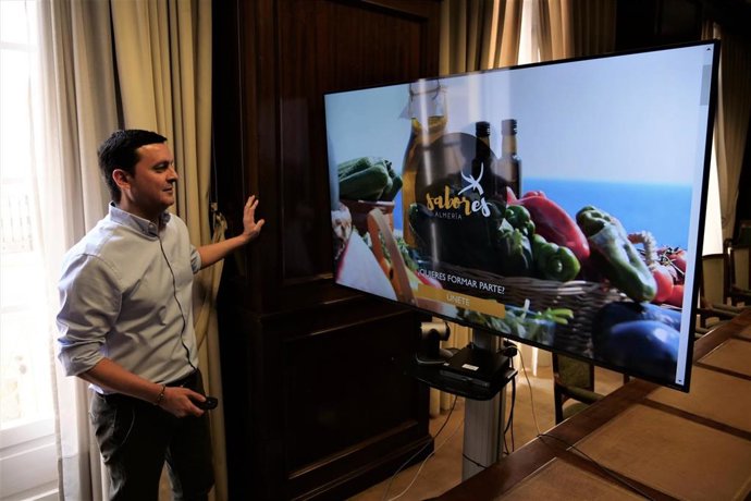 Javier A. García consulta la web 'www.Saboresalmeria.Com'.