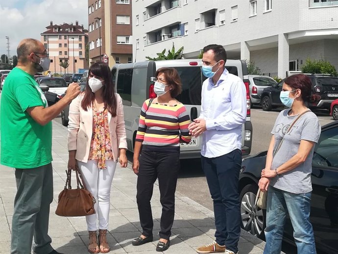 La portavoz de Ciudadanos en la Junta General, Laura Pérez Macho, se reúne con responsables de la Asociación de Vecinos Nuevo Roces, en Gijón
