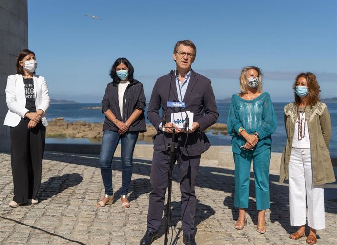El presidente del PP de Galicia, Alberto Núñez Feijóo, en un acto de partido junto a la número dos por Pontevedra para el 12J, Corina Porro, y el resto de cabezas de lista: Ángeles Vázquez (A Coruña), Elena Candia (Lugo) y Marisol Díaz (Ourense).
