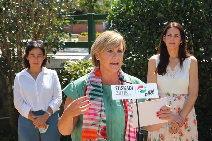 La presidenta del BBB del PNV, Itxaso Atutxa, interviene en el acto celebrado con motivo del 112 aniversario del Batzoki de Ondarreta, en Getxo.