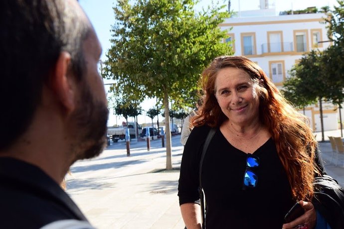 La Secretaria Insular de Podemos Ibiza y portavoz del Grupo Unidas Podemos en el Consell de Ibiza, Viviana de Sans, atendiendo a los medios de comunicación.