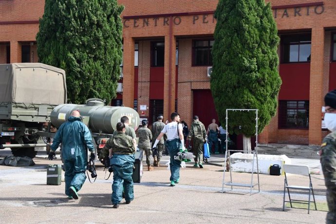 Militares entran en la prisión de Badajoz para su descontaminación