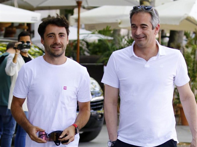 Gelete Nieto con un amigo en un restaurante de la capital madrileña