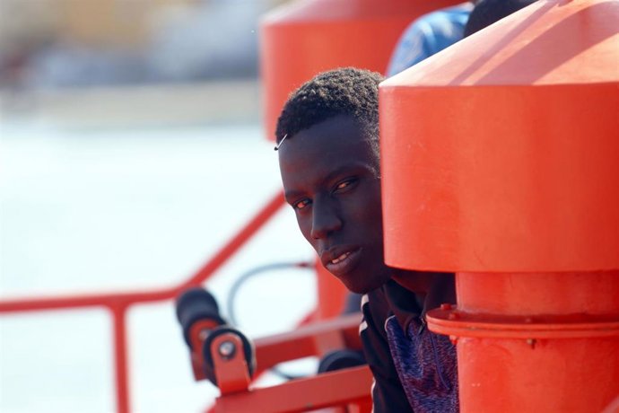 Rescatan a 12 personas de una patera y las trasladan a Carboneras (Almería)