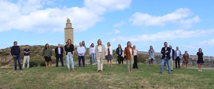 La candidata de Ciudadanos a la Xunta, Beatriz Pino, junto a la candidatura por A Coruña a las elecciones gallegas del 12 de julio.