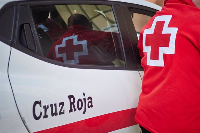 Detalle del logo de Cruz Roja en un coche y en el dorsal de un voluntario del Centro de Operaciones de Cruz Roja de Pamplona (Navarra, España), a 30 de marzo de 2020.