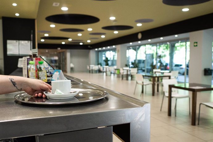 Una camarera prepara un café en la cafetería del centro cívico El Pilar,
