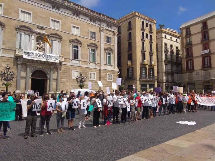 Concentración en la plaza Sant Jaume de Barcelona en defensa de la sanidad pública.