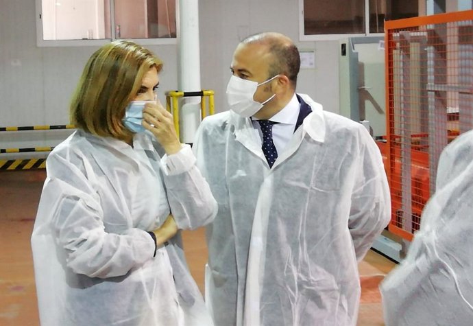 Julio Díaz y Rocío Blanco, en la visita a la cooperativa Costa de Huelva