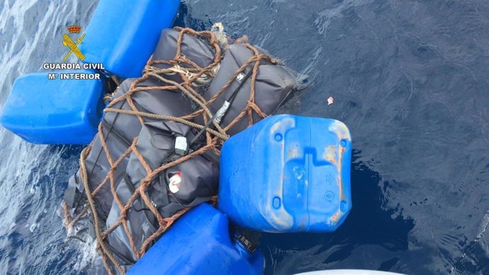 La Guardia Civil se incauta 145 kilos de cocaína hallada en el mar.