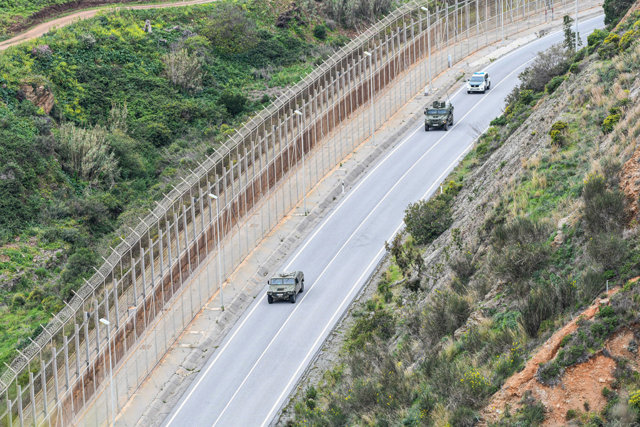 Ejercito patrullando el perímetro fronterizo de España con Marruecos en la frontera de Ceuta